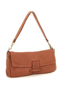 Borsa a spalla in morbido pelle marrone, con chiusura a patta, forma rettangolare e dettagli cuciti su un'unica tracolla con chiusure in tono oro.