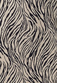 Zebra-Muster Stoff mit schwarzen Streifen auf beigem Hintergrund. Das Design ist mit fließenden, wellenförmigen Linien strukturiert.