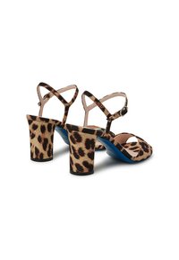Sandali con stampa leopardata, caratterizzati da una texture del tessuto dettagliata, punta aperta e tacco a blocco. Presentano una suola blu e cinturini alla caviglia sottili e regolabili.