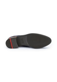 Schoenzool met een getextureerd rubberen oppervlak, donkere kleur en houten accent. Bevat een rode streepdetail en een reliëflogo nabij de teen.
