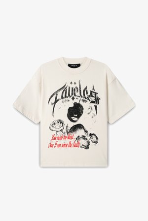 Cremefarbenes T-Shirt mit kurzen Ärmeln aus Baumwolle, mit schwarzem Grafikdruck, der Rosen und Text zeigt, runder Halsausschnitt und lockerer Schnitt.