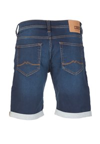 Pantalones cortos de mezclilla en azul oscuro con un dobladillo enrollado, que cuentan con dos bolsillos traseros con costuras en contraste y un parche de cuero con la marca en la cinturilla.