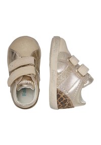 Goldene synthetische Kleinkinderschuhe mit zwei Klettverschlüssen, glitzerndem Finish und Leopardenmuster-Akzent auf der Ferse. Gummi-Sohle für besseren Halt.