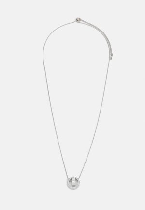 Collana d'argento con un pendente circolare caratterizzato da una barra centrale e un anello di piccole pietre trasparenti, su una delicata catena con chiusura regolabile.