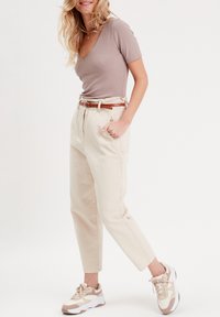 Cache Cache SLOUCHY-MIT GÜRTEL - Trousers - ecru