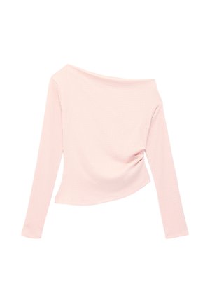 Lichtroze, geribd, gebreid topje met lange mouwen, een asymmetrische off-shoulder halslijn en lichte plooien aan één zijde.