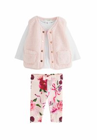 Rozā mākslīgā kažokādas veste ar divām priekšējām kabatām un pogu aizdari, saskaņota ar ziedu rakstiem legingiem, kuru josta rotāta ar loku.