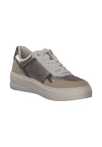 Sneaker con una toma in rame metallico, lacci bianchi e una suola in gomma pesante. Presenta pannelli lisci e testurizzati, con accenti scuri sul tallone.