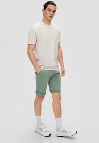 QS BERMUDA - Shorts - salbeigrün