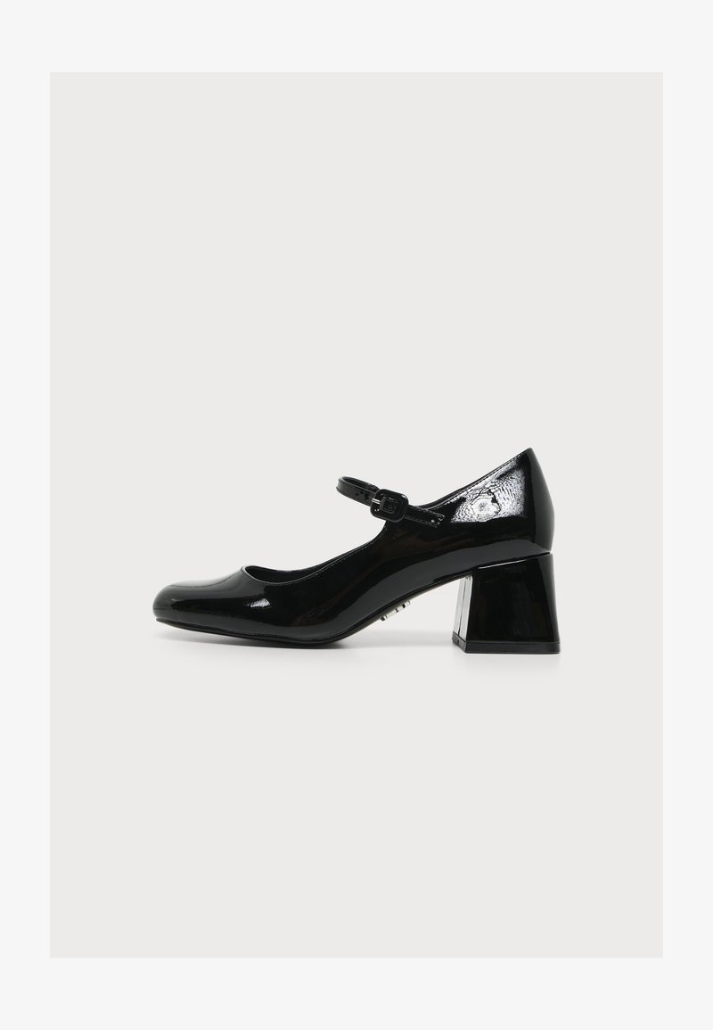Chaussure Mary Jane en cuir verni noir avec bout arrondi, petit talon bloc et bride réglable à boucle sur fond uni.