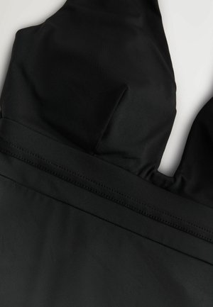 Zwart badpak top met een gestructureerd ontwerp, voorzien van een diepe V-halslijn, een gladde stoftextuur en strakke lijnen zonder zichtbare metalen onderdelen.