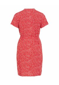 Robe rouge à manches courtes, longueur au genou, avec un motif de points blancs irréguliers et une ceinture en tissu assortie nouée dans le dos à la taille.