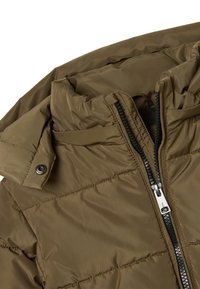 Bruine pufferjack met een rits aan de voorkant, een hoge kraag en een capuchon. Gemaakt van gewatteerd, lichtgewicht polyester materiaal.