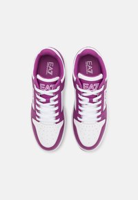 EA7 Emporio Armani SLASHER UNISEX - Sportcipő - hollyhock/white