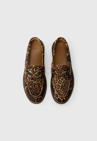 Leopardmønstrede lærredssko med brune læderdetaljer, rund tå, snøresystem og gummisåler. Glat tekstur, afslappet stil.