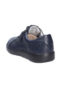 Scarpe in pelle blu navy con finitura testurizzata, dotate di una cerniera sul lato e suola in gomma nera con un design del battistrada pattern.