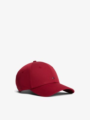 Cappello da baseball rosso in tessuto, con visiera curva, occhielli cuciti e un piccolo logo davanti. Texture liscia.