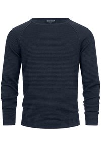Suéter de manga larga de color azul marino con textura acanalada, cuello en forma de barco y mangas raglán. Fabricado con un tejido suave y tejido que se adapta al cuerpo.