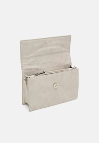 Borsa beige con stampa coccodrillo, chiusura a bottone singolo e scomparto con zip; esterno texture e forma rettangolare.