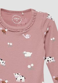 Rosa Langarmshirt mit gerippter Textur, verziert mit Druckmotiven von Nutzttieren und Blumen. Mit einem gewellten Ausschnitt akzentuiert.