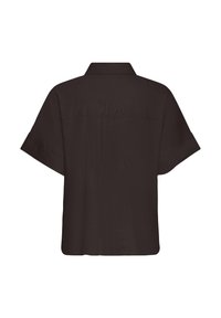 Chemise à manches courtes marron foncé avec une coupe carrée, un empiècement dos et un pli central au dos, présentée sur un fond blanc.