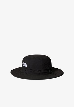 Cappello a secchiello nero realizzato in tessuto leggero. Caratterizzato da una larga visiera e da un cordino regolabile. Logo ricamato in bianco sul lato.