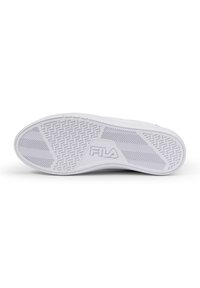 Suola di sneaker bianca in gomma con motivo a spina di pesce, con il logo Fila stampato sul lato e superficie texture per una migliore aderenza.