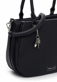 Juodos sintetinio odos rankinė su apvalia forma, dviem rankenomis ir nuimamu papuošimu su mažais metaliniais akcentais. Minimalistinis dizainas.