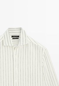 Witte linnen blouse met zwarte dunne verticale strepen, knoopsluiting aan de voorkant en een klassieke kraag van Massimo Dutti.