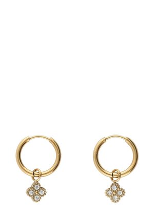 Gouden hoopoorbellen met een kleine hangcharme in een vierklaver-vorm, bezet met vier heldere stenen, wat een textuureffect creëert.