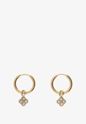 Gouden hoopoorbellen met een kleine hangcharme in een vierklaver-vorm, bezet met vier heldere stenen, wat een textuureffect creëert.