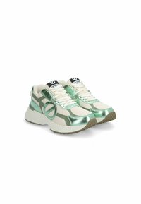 Sneaker bianche e verde menta con tomaia texturizzata, dettagli riflettenti, suola con motivo e logo sulla linguetta. Dettaglio a taglio ovale sul lato.