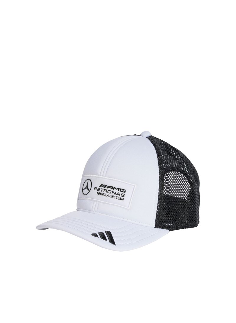 Weißer Baseballcap mit schwarzem Netzrücken, mit einem Logo-Patch auf der Vorderseite und drei schwarzen Streifen auf dem Schirm. Hergestellt aus synthetischem Material.