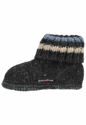 Chausson en laine gris foncé avec bord-côte tricoté rayé bleu et crème et une étiquette de la marque Haflinger sur le côté.