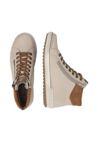 Baskets montantes beiges avec lacets marron, fermeture éclair latérale et patch en daim marron au talon, vues de dessus et de côté sur fond blanc.