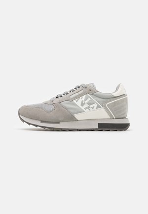 Sneakers grigi con un mix di materiali in camoscio e rete, con un accento bianco, tallone testurizzato e un design snello.