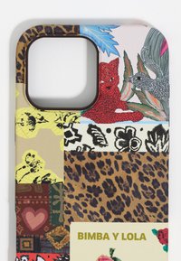 Etui na telefon w motyw lamparta i kolorowe wzory z kwadratowym wycięciem, z czerwonymi zwierzętami i floralnymi detalami na teksturowanych powierzchniach.