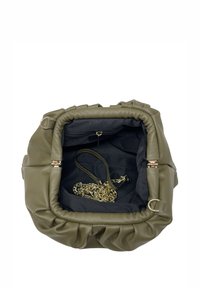 Olivově zelená kožená kabelka s jemnou, nabíranou texturou. Interiér má černé podšívku a zlatý řetízkový popruh. Součástí je kapsa na zip.