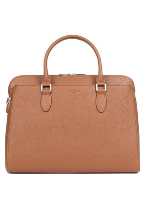 Sac à main en cuir tan avec une texture granuleuse, deux poignées supérieures, quincaillerie en argent et fermeture éclair. Forme rectangulaire avec des bords arrondis.