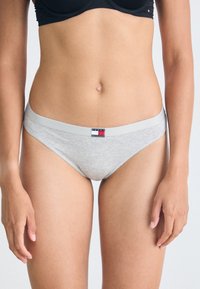 Boxeri din bumbac gri deschis, cu un tiv elastic moale, având un mic patch cu logo. Textură netedă și design minimal.