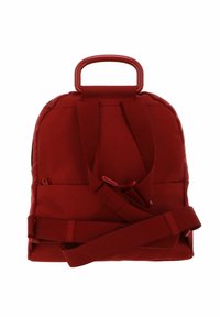 Sac à dos en tissu rouge avec une surface texturée, un dos rembourré, une poignée et des bretelles réglables. Présente une forme rectangulaire et un matériel minimal.