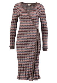 Robe portefeuille à manches longues présentant un motif rayé horizontal multicolore dans des tons de marron, violet et rose, avec un ourlet évasé.