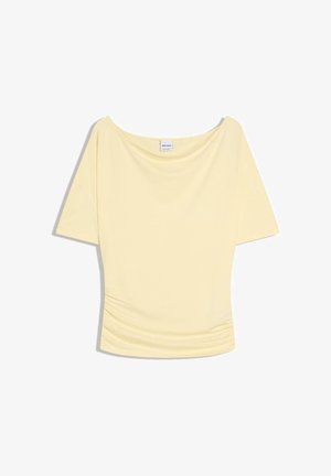 Hellgelbes Kurzarm-Top mit Bootshalsausschnitt, gerafften Seiten und lockerem Sitz, vor weißem Hintergrund dargestellt.