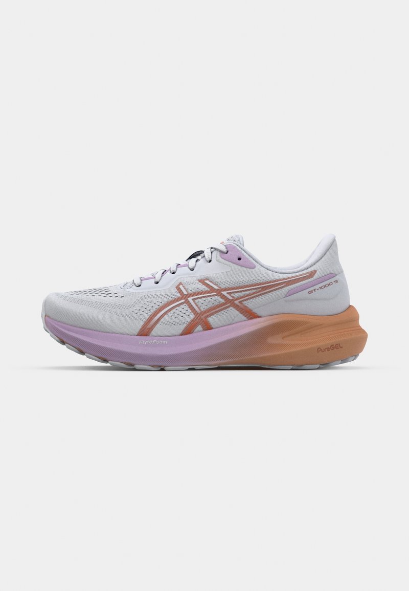 Chaussure de course légère en mesh blanc avec des accents rose et orange. Dispose d'une semelle rembourrée marquée "FlyteFoam" et de détails texturés.
