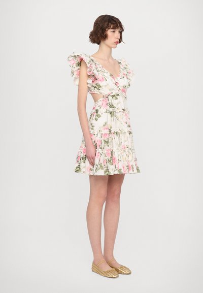 Bloemenjurk met gerimpelde mouwen, V-hals en gelaagd ontwerp in wit, roze en groen. Gecombineerd met gouden gevlochten flats.