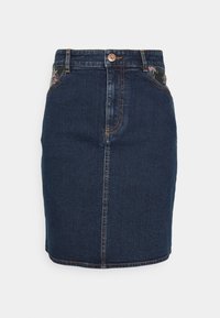 Džínová sukně v tmavě modré barvě s vyšívanými květinovými detaily na kapsách, s úzkým střihem, viditelným šitím a předním knoflíkovým zapínáním.