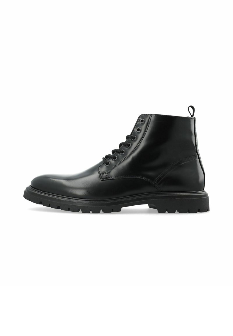Bota de cuero negra a la altura del tobillo con puntera redonda, seis ojales y una lengüeta en la parte posterior, que presenta una suela texturizada para tracción y durabilidad.