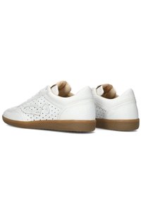 Witte sneakers met een getextureerd oppervlak, geperforeerde zijkanten en een gumrubberen zool; beschikt over een minimalistisch ontwerp en subtiele branding.
