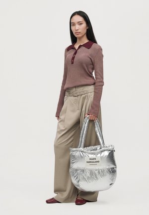 Mads Nørgaard, PILLOW BAG UNISEX - Чанта за пазаруване - silver-coloured