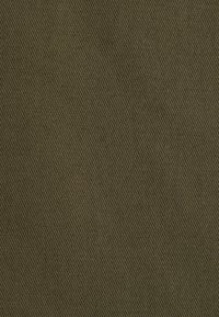 Tissu vert olive avec un motif en diamant ; présente un tissage fin et texturé ; durable et adapté à diverses applications.